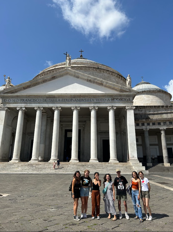 Focused Inquiry students stadning in front of a historic building in Sorrento, Italy.